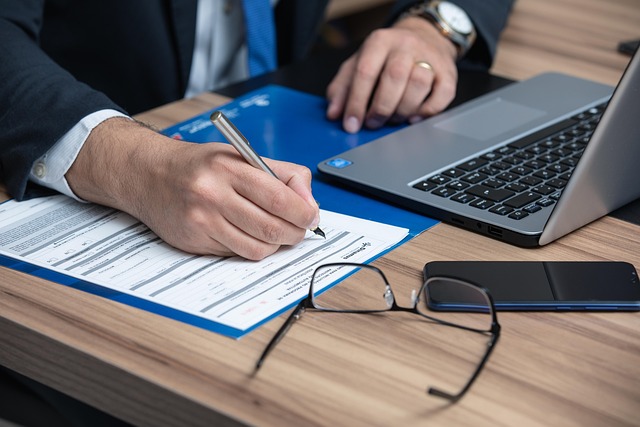 Legal advisor image